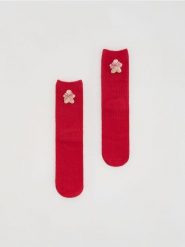 Skarpetki ze świąteczną naszywką - czerwony. Czerwone skarpety damskie Reserved, z aplikacjami. Za 29.99 zł.