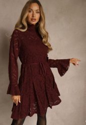 Bordowa Sukienka ze Stójką z Koronki Zdobiona Wiązaniem w Talii i Falbanami Elarassa. Czerwone sukienki damskie Renee, s, z aplikacjami, z koronki, bez kołnierzyka, bez ramiączek, mini. Za 189.99 zł.