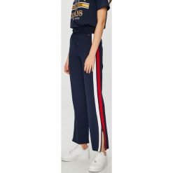 Tommy Jeans - Spodnie. Jeansy damskie marki Tommy Jeans. W wyprzedaży za 269.90 zł.