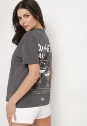 Ciemnoszary Bawełniany T-shirt z Ozdobnym Nadrukiem Addlessa. Szare bluzki damskie Born2be, l, bez wzorów, z bawełny, klasyczne, bez kołnierzyka. Za 54.99 zł.