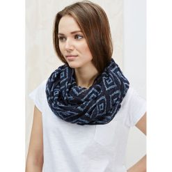 Szalik granatowy w geometryczny wzór. Niebieskie szaliki i chusty damskie MOODO, bez wzorów. Za 4.99 zł.