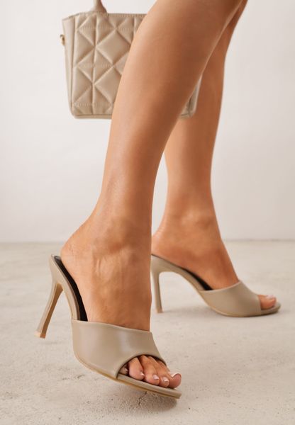 Ciemnobeżowe Klapki z Wyciętą Cholewką Glyserris. Brązowe klapki damskie Renee, bez wzorów, eleganckie, bez obcasa, na obcasie. Za 79.99 zł.