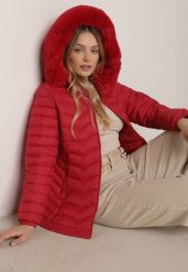 Czerwona Pikowana Kurtka Przejściowa z Kapturem i Ściągaczami po Bokach Fezika. Czerwone kurtki damskie Born2be, l, bez wzorów, z jeansu, z kapturem. Za 149.99 zł.