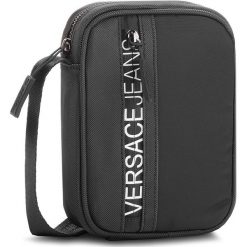 Saszetka VERSACE JEANS - E1YSBB31-70724 899. Czarne saszetki męskie Versace Jeans, z jeansu, młodzieżowe. W wyprzedaży za 289.00 zł.