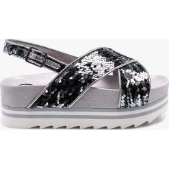 Guess Jeans - Sandały. Szare klapki damskie Guess Jeans, bez wzorów, z jeansu, bez obcasa, na platformie, bez zapięcia. W wyprzedaży za 299.90 zł.