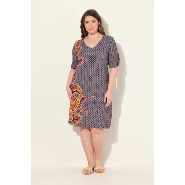 Damskie Sukienka plażowa paisley trapezowy krój dekolt w serek rękaw 1/2. Niebieskie sukienki damskie Ulla Popken, na plażę, l, bez wzorów, z elastanu, sportowe, bez kołnierzyka, plus size, bez ramiączek, sportowe. W wyprzedaży za 179.99 zł.