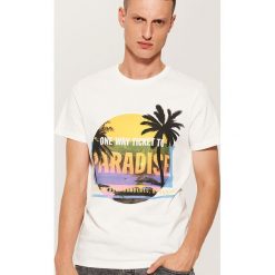 T-shirt z wakacyjnym nadrukiem - Kremowy. Białe t-shirty męskie marki House, z nadrukiem. W wyprzedaży za 19.99 zł.