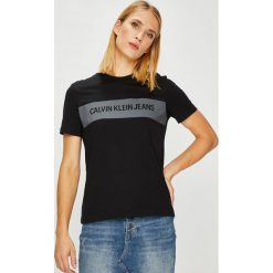 Calvin Klein Jeans - Top. Szare topy damskie Calvin Klein Jeans, z nadrukiem, z bawełny, z okrągłym kołnierzem, z krótkim rękawem. Za 199.90 zł.