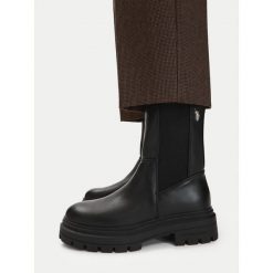 Botki U.S. Polo Assn. Czarne botki damskie U.S. Polo Assn., bez obcasa, na płaskiej podeszwie, bez zapięcia. Za 299.99 zł.