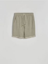 Strukturalne szorty regular - jasny zielony. Zielone szorty męskie Reserved, l, bez wzorów, z dzianiny. W wyprzedaży za 39.99 zł.