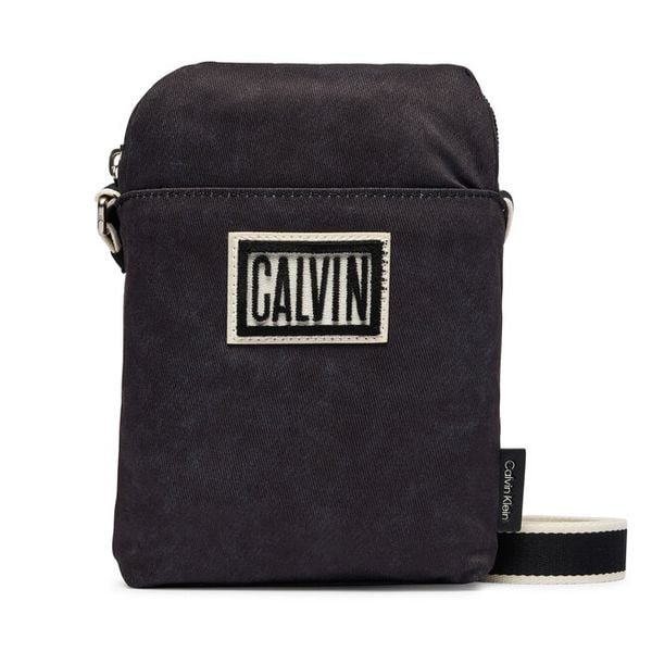 Saszetka Calvin Klein. Czarne saszetki męskie Calvin Klein, młodzieżowe, małe. Za 269.99 zł.