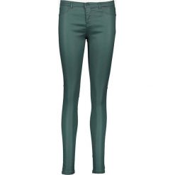 Dżinsy "Coaty" - Skinny fit - w kolorze zielonym. Zielone jeansy damskie NAF NAF, z standardowym stanem. W wyprzedaży za 69.95 zł.