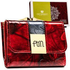 Mały, skórzany portfel damski w czerwonym kolorze zamykany na zatrzask i bigiel - Peterson. Czerwone portfele damskie Peterson, bez wzorów, ze skóry. Za 74.99 zł.
