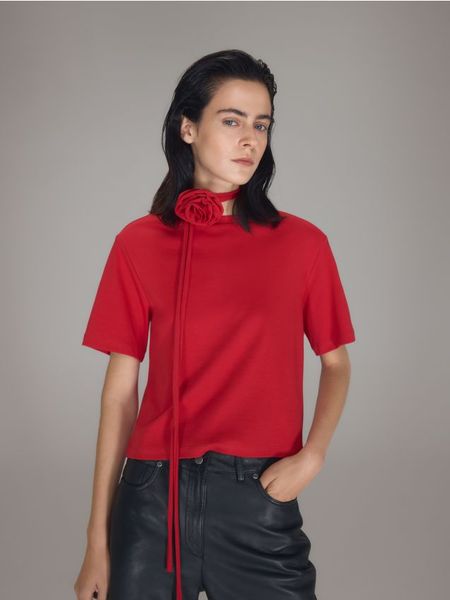 T-shirt z różą - czerwony. Czerwone t-shirty damskie Reserved, l, bez wzorów, z bawełny, bez kołnierzyka. Za 79.99 zł.