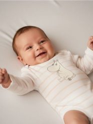 Body w paski The Moomins - biały. Białe body niemowlęce Sinsay, bez wzorów, bez ramiączek. Za 12.99 zł.