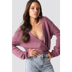 NA-KD Trend Sweter z kopertowym dekoltem - Pink. Różowe swetry damskie NA-KD Trend, z elastanu, z kopertowym dekoltem. Za 121.95 zł.