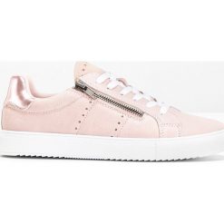 Sneakersy skórzane bonprix jasnoróżowy. Obuwie sportowe damskie marki bonprix. Za 99.99 zł.