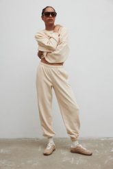 Spodnie typu jogger z HAFTEM w kolorze BISQUIT - NEVIS-XS. Brązowe spodnie materiałowe damskie Marsala, m, bez wzorów, z bawełny. Za 279.90 zł.