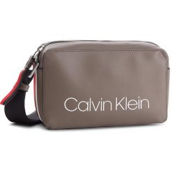 Torebka CALVIN KLEIN - Collegic Small Cross K60K604454 002. Listonoszki damskie marki Calvin Klein. W wyprzedaży za 269.00 zł.
