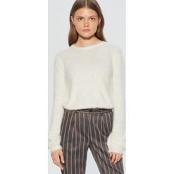 Puszysty sweter z balonowymi rękawami - Kremowy. Swetry damskie marki Cropp. W wyprzedaży za 29.99 zł.