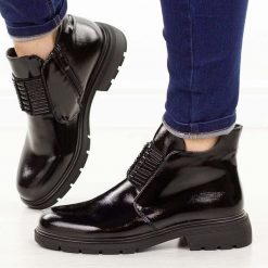 Czarne lakierowane botki damskie M.Daszyński 2501-10. Czarne botki damskie M.Daszyński, na jesień, z jeansu, biznesowe, z okrągłym noskiem, bez obcasa, bez zapięcia. Za 199.00 zł.