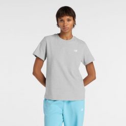 Koszulka damska New Balance WT41509AG – szara. Szare t-shirty damskie New Balance, xl, bez wzorów, z bawełny, eleganckie, bez kołnierzyka. Za 129.99 zł.