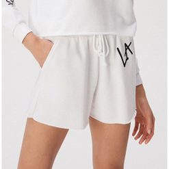 Szorty sportowe z nadrukiem La - Kremowy. Szorty sportowe damskie marki Sinsay. Za 39.99 zł.