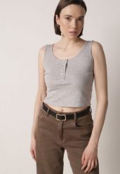 Szary Prążkowany Top na Szerokich Ramiączkach z Bawełny Zdobiony Guzikami Bernella. Szare bluzki damskie Born2be, m, z aplikacjami, z bawełny, eleganckie, bez kołnierzyka, bez ramiączek. Za 39.99 zł.