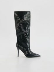 Kozaki z okuciami - czarny. Czarne kozaki damskie Reserved, ze skóry, bez obcasa. Za 359.99 zł.