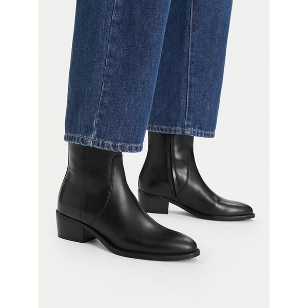 Botki GINO ROSSI. Czarne botki damskie Gino Rossi, bez obcasa, na słupku, bez zapięcia. Za 329.99 zł.