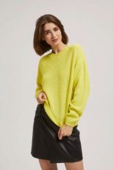 Sweter z okrągłym dekoltem limonkowy. Swetry damskie MOODO, l, bez wzorów, bez kołnierzyka, bez ramiączek, bez kaptura. W wyprzedaży za 47.99 zł.
