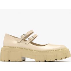 Beżowe czółenka z ozdobnym zapięciem. Brązowe czółenka damskie Ryłko, bez wzorów, ze skóry, z okrągłym noskiem, bez obcasa, na płaskiej podeszwie, bez zapięcia. W wyprzedaży za 179.99 zł.