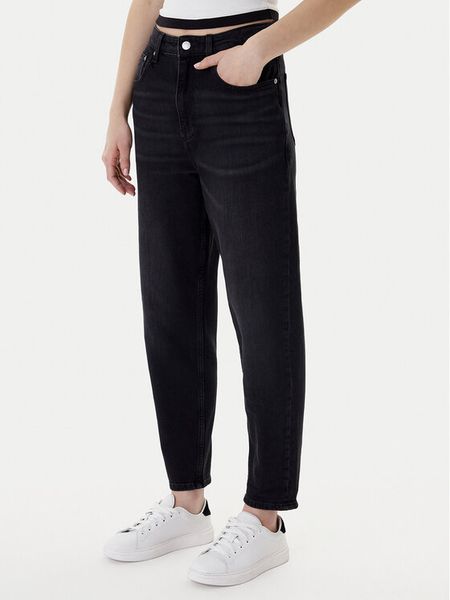 Tommy Jeans Jeansy DW0DW22442 Czarny Mom Fit. Czarne jeansy damskie Tommy Jeans. Za 292.99 zł.