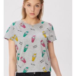 T-shirt z kolorowym nadrukiem all over - Jasny szary. Szare t-shirty damskie Sinsay, l, bez wzorów, bez kołnierzyka. W wyprzedaży za 7.99 zł.
