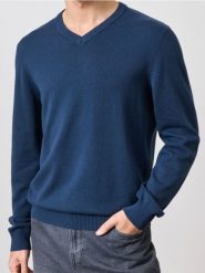 Sweter z dekoltem w serek - niebieski. Niebieskie swetry przez głowę męskie Sinsay, l, bez wzorów, bez kołnierzyka. Za 39.99 zł.