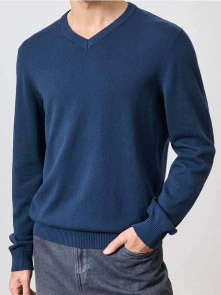 Sweter z dekoltem w serek - niebieski. Niebieskie swetry przez głowę męskie Sinsay, l, bez wzorów, bez kołnierzyka. Za 39.99 zł.