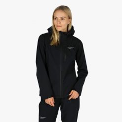 Kurtka shell turystyka damska Swedemount Abisko Shell Rain Jacket wodoodporna. Czarne kurtki damskie SWEDEMOUNT, bez wzorów, bez kaptura. Za 599.99 zł.