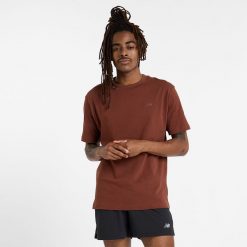 Koszulka męska New Balance MT41533ROK – brązowa. Brązowe koszulki sportowe męskie New Balance, m, bez wzorów, z dresówki, bez kołnierzyka, bez ramiączek. Za 69.99 zł.