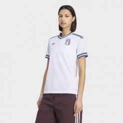 Koszulka wyjazdowa Włochy 26. Niebieskie koszulki sportowe damskie Adidas, bez wzorów, bez kołnierzyka, bez ramiączek, do piłki nożnej, climacool (adidas). Za 439.00 zł.