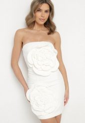 Biała Sukienka z Dekoltem Bandeau Ozdobiona Kwiatami 3D Desarea. Białe sukienki damskie Born2be, na imprezę, na lato, s, z aplikacjami, eleganckie, bez kołnierzyka, bez ramiączek, mini. Za 84.99 zł.