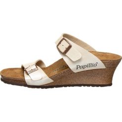 Klapki "Dorothy" w kolorze kremowym na koturnie. Białe klapki damskie Birkis & Papillio, bez wzorów, bez obcasa, na koturnie. W wyprzedaży za 199.95 zł.