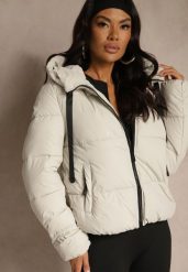 Biała Kurtka Puffer z Pikowanymi Przeszyciami i Kapturem Renaria. Białe kurtki damskie Renee, na zimę, l, bez wzorów, z jeansu, z kapturem. Za 179.99 zł.