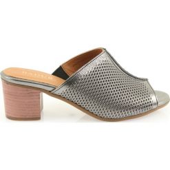 Szare Klapki damskie srebrny Badura 5311. Szare klapki damskie Badura, bez wzorów, ze skóry, eleganckie, bez obcasa, na słupku. W wyprzedaży za 229.00 zł.
