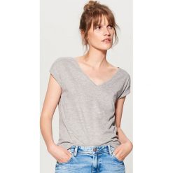 Koszulka z głębokim dekoltem - Jasny szar. Szare t-shirty damskie marki Mohito. Za 19.99 zł.