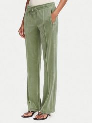 Juicy Couture Spodnie dresowe Tina JCAPW045 Zielony ciemny Regular Fit. Zielone spodnie dresowe damskie Juicy Couture, xxs, bez wzorów, z dresówki. Za 379.99 zł.