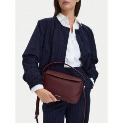 Torebka GINO ROSSI. Czerwone torebki do ręki damskie Gino Rossi, bez wzorów, klasyczne, bez dodatków. Za 249.99 zł.