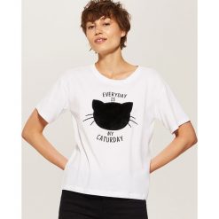 T-shirt z aplikacją - Biały. T-shirty damskie marki House. W wyprzedaży za 9.99 zł.