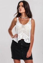 Biały Bawełniany Top Ażurowy w Stylu Boho Cosmothetic. Białe bluzki damskie Renee, uniwersalny, w ażurowe wzory, z bawełny, boho, bez kołnierzyka, bez ramiączek. Za 59.99 zł.