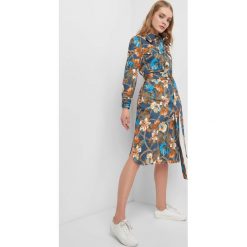 Sukienka w kwiaty z wiązaniem. Niebieskie sukienki damskie marki Orsay, w kolorowe wzory, z bawełny. Za 179.99 zł.