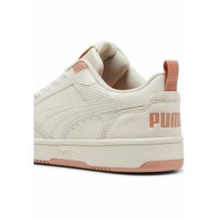 Damskie sneakersy Rebound v6 Low Coquette PUMA. Białe obuwie sportowe damskie Puma, bez wzorów, trekkingowe. W wyprzedaży za 234.00 zł.